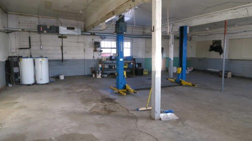 208 4 Avenue, Gleichen, AB - Indoor Photo Showing Garage