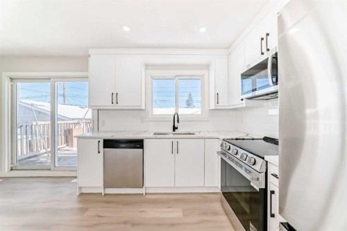 6128 Madigan Drive Ne, Calgary, AB - Indoor Photo Showing Kitchen With Upgraded Kitchen