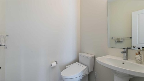 18 Amblehurst Path Nw, Calgary, AB - Indoor Photo Showing Bathroom