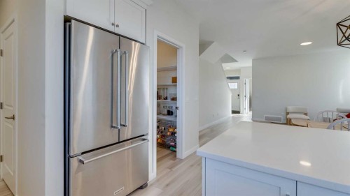 18 Amblehurst Path Nw, Calgary, AB - Indoor Photo Showing Kitchen