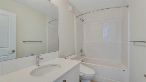 18 Amblehurst Path Nw, Calgary, AB - Indoor Photo Showing Bathroom