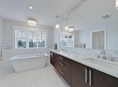 14 Rosetree Road Nw, Calgary, AB - Indoor Photo Showing Bathroom