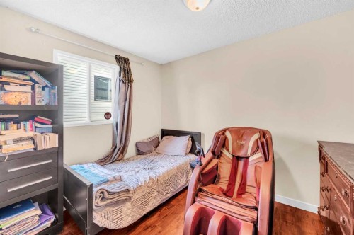 120 Castlebrook Rise Ne, Calgary, AB - Indoor Photo Showing Bedroom