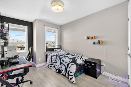 472 West Lakeview Drive, Chestermere, AB - Indoor Photo Showing Bedroom