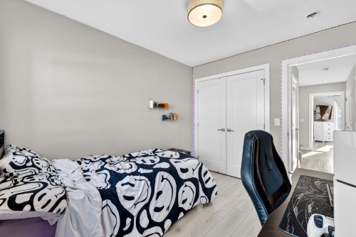 472 West Lakeview Drive, Chestermere, AB - Indoor Photo Showing Bedroom