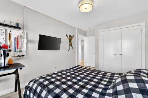 472 West Lakeview Drive, Chestermere, AB - Indoor Photo Showing Bedroom
