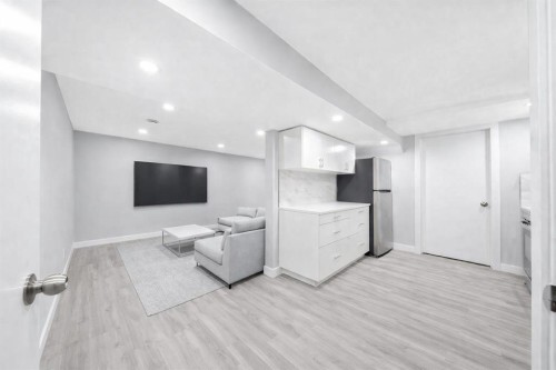 60 Fawn Crescent Se, Calgary, AB - Indoor