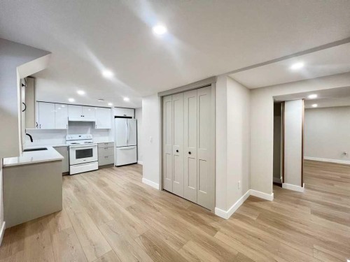 146 Springwood Drive Sw, Calgary, AB - Indoor Photo Showing Kitchen