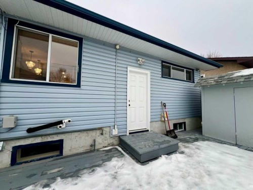 146 Springwood Drive Sw, Calgary, AB - Outdoor With Exterior