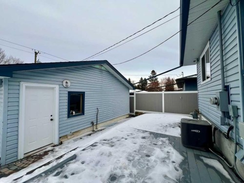 146 Springwood Drive Sw, Calgary, AB - Outdoor With Exterior