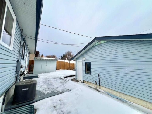 146 Springwood Drive Sw, Calgary, AB - Outdoor With Exterior