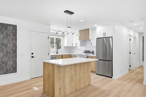2404 51 Street Ne, Calgary, AB - Indoor Photo Showing Kitchen With Upgraded Kitchen