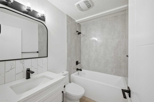 2404 51 Street Ne, Calgary, AB - Indoor Photo Showing Bathroom