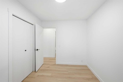 2404 51 Street Ne, Calgary, AB - Indoor Photo Showing Other Room