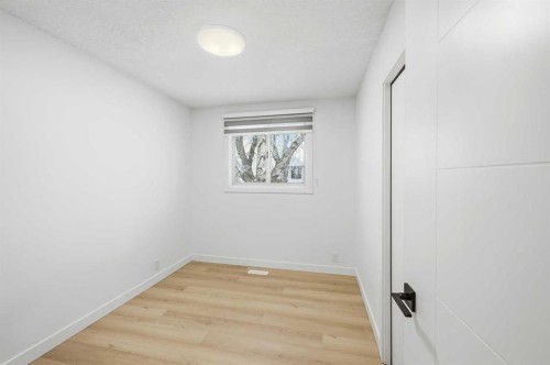 2404 51 Street Ne, Calgary, AB - Indoor Photo Showing Other Room