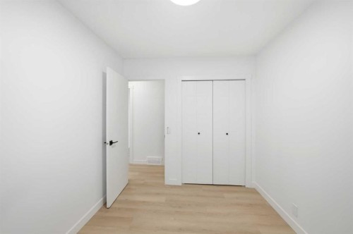 2404 51 Street Ne, Calgary, AB - Indoor Photo Showing Other Room