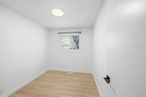 2404 51 Street Ne, Calgary, AB - Indoor Photo Showing Other Room