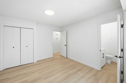 2404 51 Street Ne, Calgary, AB - Indoor Photo Showing Other Room