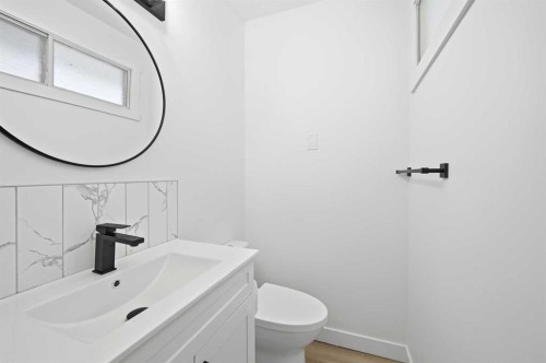 2404 51 Street Ne, Calgary, AB - Indoor Photo Showing Bathroom