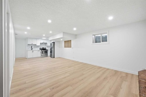 2404 51 Street Ne, Calgary, AB - Indoor
