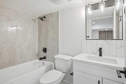 2404 51 Street Ne, Calgary, AB - Indoor Photo Showing Bathroom