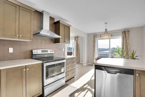 608 Windbrook Heights Sw, Airdrie, AB - Indoor Photo Showing Kitchen
