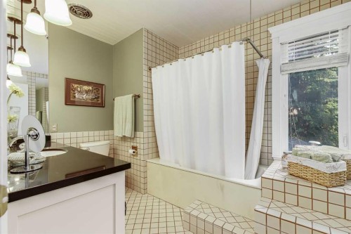 2003 Bay Shore Road Sw, Calgary, AB - Indoor Photo Showing Bathroom
