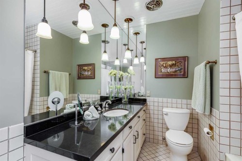 2003 Bay Shore Road Sw, Calgary, AB - Indoor Photo Showing Bathroom