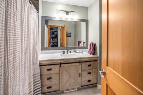 3-809 5Th Street, Canmore, AB - Indoor Photo Showing Bathroom