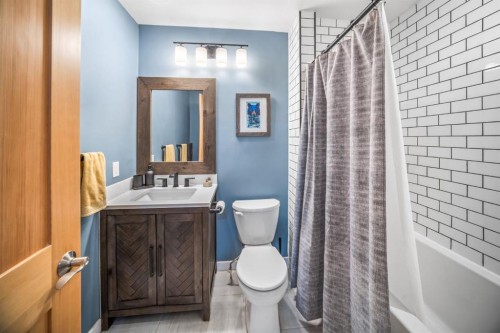 3-809 5Th Street, Canmore, AB - Indoor Photo Showing Bathroom