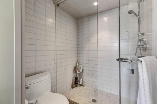 416 Aspen Meadows Hill Sw, Calgary, AB - Indoor Photo Showing Bathroom