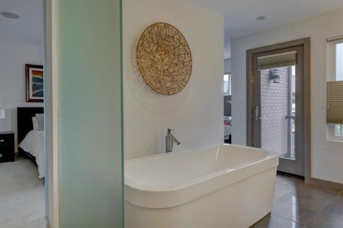 416 Aspen Meadows Hill Sw, Calgary, AB - Indoor Photo Showing Bathroom