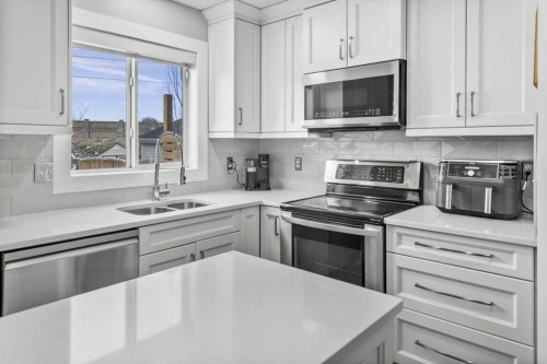 39 Prestwick Heath Se, Calgary, AB - Indoor Photo Showing Kitchen With Double Sink