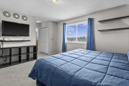 39 Prestwick Heath Se, Calgary, AB - Indoor Photo Showing Bedroom