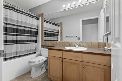 39 Prestwick Heath Se, Calgary, AB - Indoor Photo Showing Bathroom