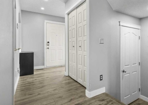 39 Prestwick Heath Se, Calgary, AB - Indoor Photo Showing Other Room