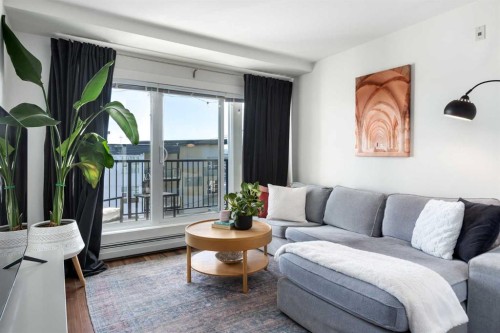 206-510 Edmonton Trail Ne, Calgary, AB - Indoor Photo Showing Living Room