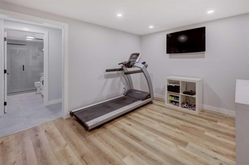 36 Glenview Drive Sw, Calgary, AB - Indoor Photo Showing Gym Room