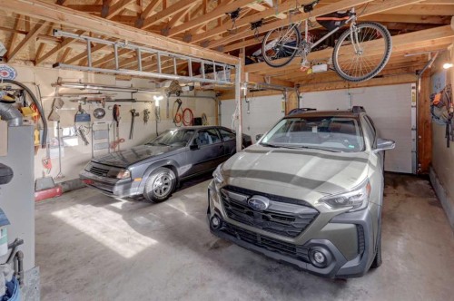 36 Glenview Drive Sw, Calgary, AB - Indoor Photo Showing Garage