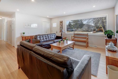 36 Glenview Drive Sw, Calgary, AB - Indoor Photo Showing Living Room