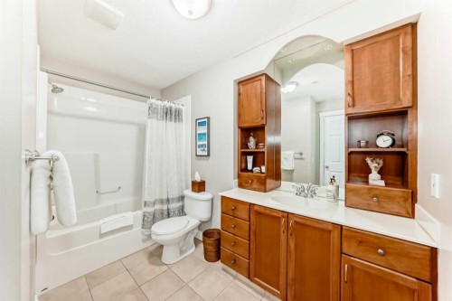 4304-24 Hemlock Crescent Sw, Calgary, AB - Indoor Photo Showing Bathroom