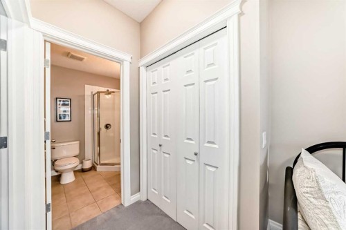 4304-24 Hemlock Crescent Sw, Calgary, AB - Indoor Photo Showing Bathroom