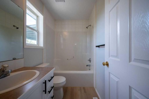 269 Strathford Crescent, Strathmore, AB - Indoor Photo Showing Bathroom