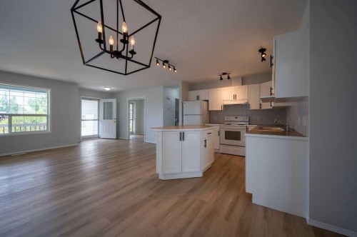 269 Strathford Crescent, Strathmore, AB - Indoor Photo Showing Kitchen