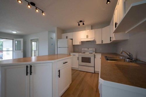 269 Strathford Crescent, Strathmore, AB - Indoor Photo Showing Kitchen With Double Sink