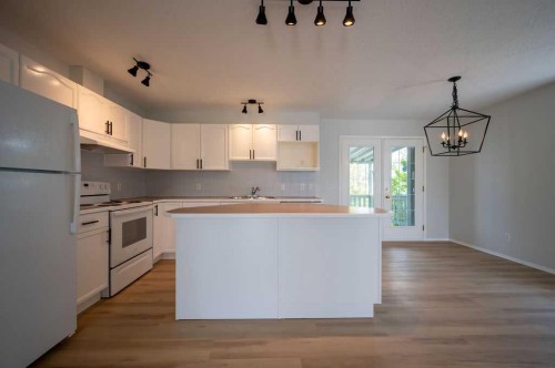 269 Strathford Crescent, Strathmore, AB - Indoor Photo Showing Kitchen With Double Sink