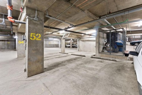 302-515 4 Avenue Ne, Calgary, AB - Indoor Photo Showing Garage