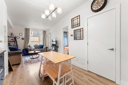 302-515 4 Avenue Ne, Calgary, AB - Indoor Photo Showing Living Room