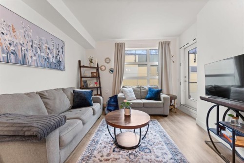 302-515 4 Avenue Ne, Calgary, AB - Indoor Photo Showing Living Room