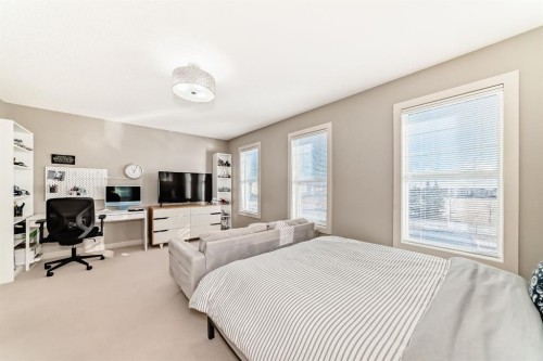 293 Everridge Drive Sw, Calgary, AB - Indoor Photo Showing Bedroom